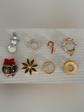 Christmas & Holiday Brooches Lot Of 8 Pre-owned Gold Tones & Silver Tones